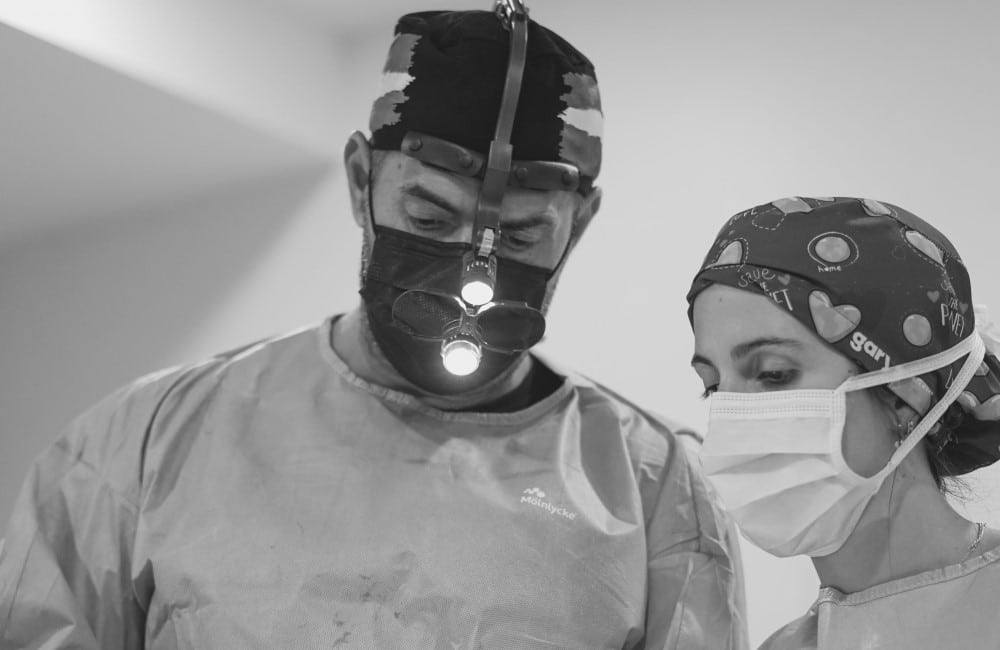 Equipo médico durante una cirugía estética en Cirumed Clinic, Marbella - España.