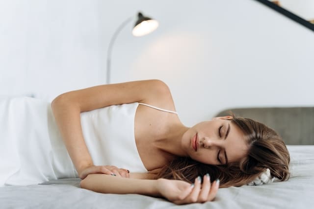 Mujer durmiendo en posición correcta después de cirugía BBL en Marbella - España