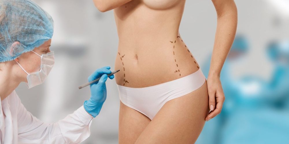 Aplicación de inyecciones para liposucción en Marbella - España.