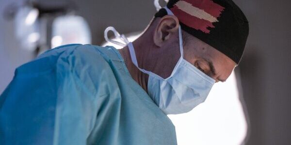 “Cirujano estético en plena operación en Cirumed Clinic, Marbella - España.”