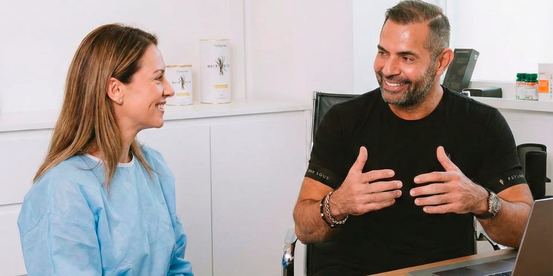 Médico atendiendo a un paciente en consulta