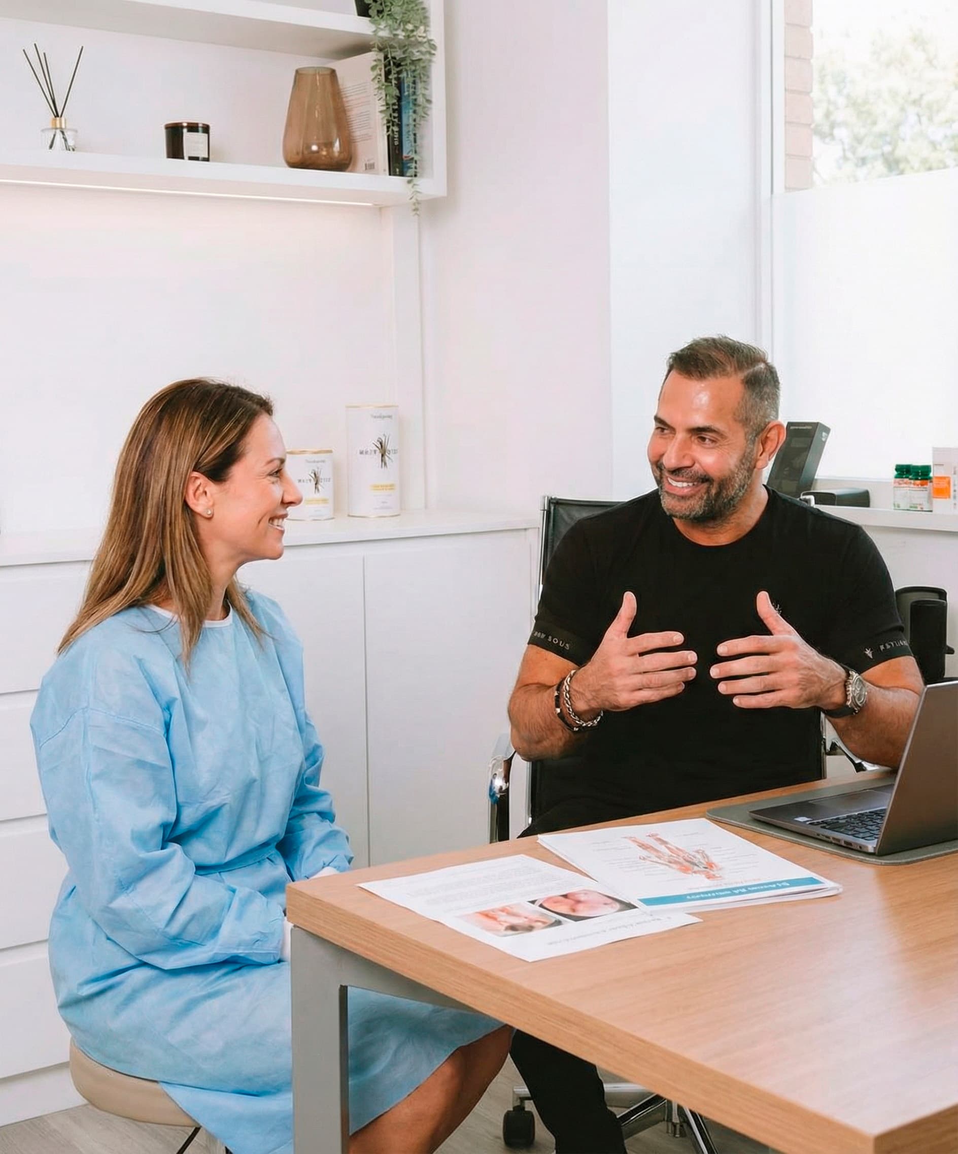 Médico atendiendo a un paciente en consulta
