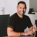 Dr. Alexander Amir Aslani, cirujano plástico en consulta clínica - Marbella